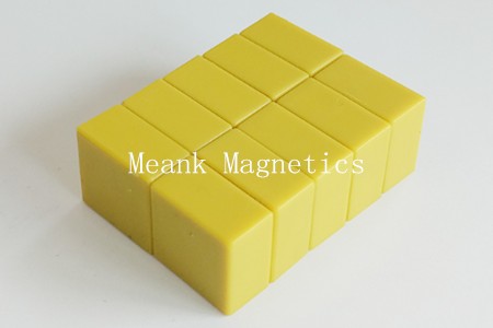 quadratische Magnetblöcke mit Kunststoff beschichtet